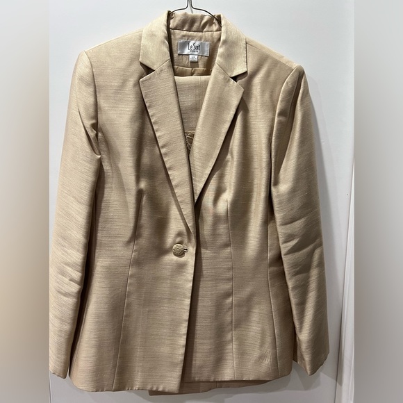 Three piece women’s suite - Picture 1 of 3